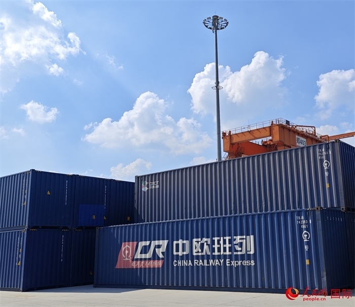 8月3日，中歐班列（中豫號(hào)）集裝箱在鄭州車站海關(guān)等候查驗(yàn)。人民網(wǎng) 崔譯戈攝