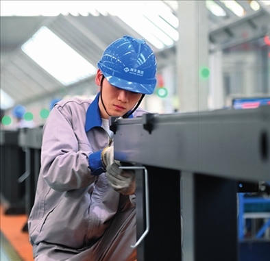 工人在海天國際控股有限公司海天大港生產(chǎn)基地作業(yè)（2023年2月1日攝）。黃宗治攝/本刊