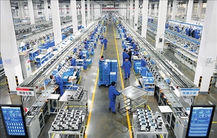 在位于浙江省臺州市的杰克科技股份有限公司，工作人員在裝配車間裝配縫紉機（2023年3月23日攝）。翁忻旸攝/本刊