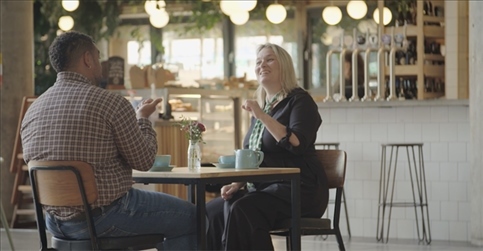 凱茜·瑪格與手語教學(xué)者交流。帕特里克·謝德-西蒙茲攝