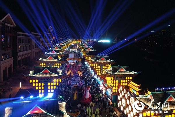 廣西南寧市良慶區(qū)的“南寧之夜”街區(qū)燈火璀璨。人民網(wǎng) 王勇攝