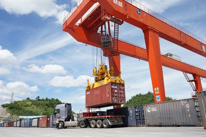 在貴陽國際陸港，正在作業(yè)的龍門吊。貴陽綜保區(qū)供圖