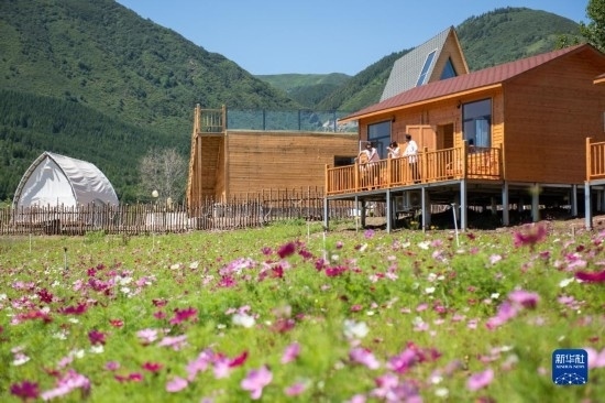 8月12日，游客在寧夏固原市涇源縣大灣鄉(xiāng)楊嶺村的民宿聊天。新華社記者 李旭倫 攝