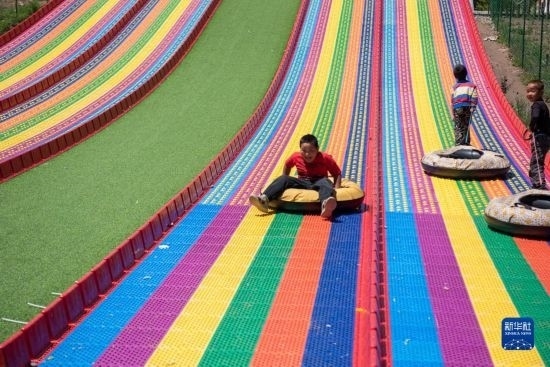 8月12日，小朋友在寧夏固原市涇源縣大灣鄉(xiāng)楊嶺村玩耍。新華社記者 李旭倫 攝