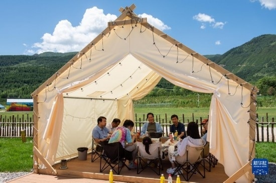 8月12日，游客在寧夏固原市涇源縣大灣鄉(xiāng)楊嶺村品嘗當(dāng)?shù)孛朗?。新華社記者 李旭倫 攝