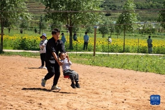 8月12日，游客在寧夏固原市涇源縣大灣鄉(xiāng)楊嶺村玩耍。新華社記者 李旭倫 攝