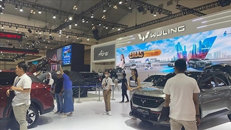 印尼消費者參觀上汽五菱的展臺。趙世祺 攝