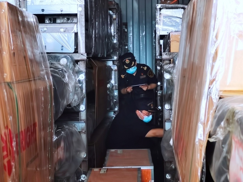 關員利用工業(yè)內窺鏡在集裝箱內進行查驗。人民網(wǎng)記者 栗翹楚攝