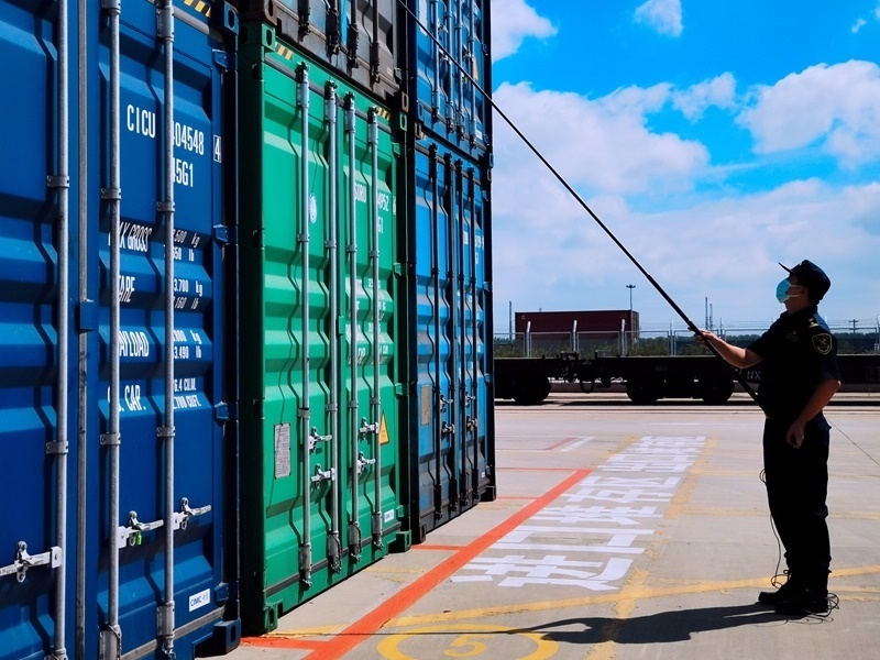 關員利用工業(yè)內窺鏡檢查箱號、鎖號、封志情況。人民網(wǎng)記者 栗翹楚攝