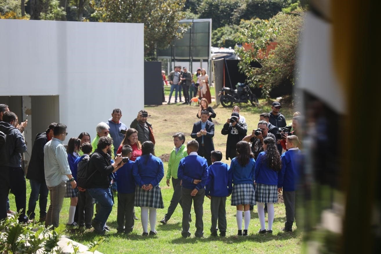 波哥大市長(zhǎng)克勞迪婭·洛佩茲與參加活動(dòng)的學(xué)生代表交流。中國(guó)港灣波哥大地鐵一號(hào)線項(xiàng)目供圖