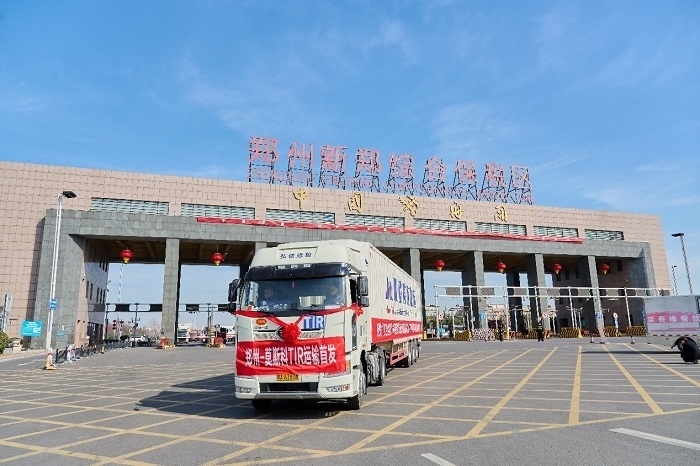 2023年2月20日，鄭州—莫斯科TIR運輸首發(fā)車輛駛出鄭州新鄭綜合保稅區(qū)。新鄭海關(guān)供圖