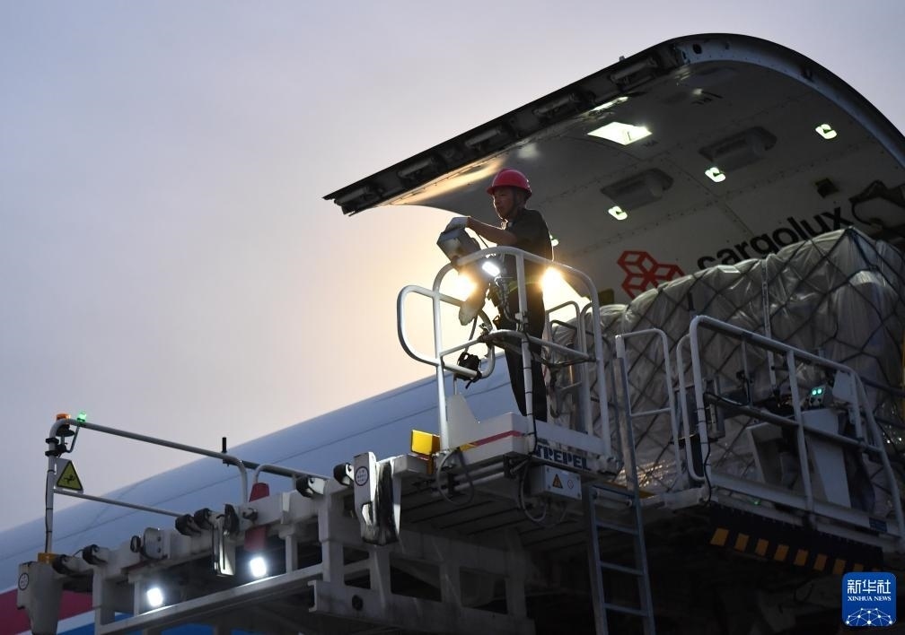 8月1日，工作人員在中國(guó)鄭州新鄭國(guó)際機(jī)場(chǎng)為一架盧森堡貨航貨機(jī)裝貨。新華社記者 李嘉南 攝