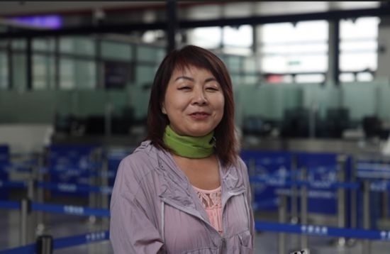 7月22日，曾經(jīng)在老撾瑯勃拉邦工作過3年的加拿大華僑孫月玲乘坐中老鐵路國際旅客列車從中國出境。衛(wèi)海林 攝