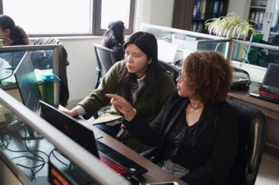 梅德哈妮（右）與中國(guó)同事討論設(shè)計(jì)方案。受訪對(duì)象供圖