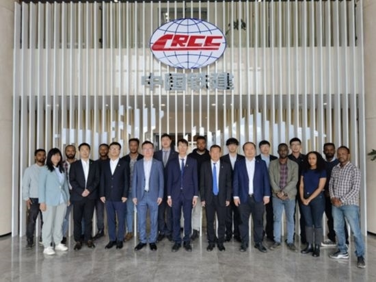 中國(guó)土木福州設(shè)計(jì)院埃塞分院團(tuán)隊(duì)合影。受訪對(duì)象供圖