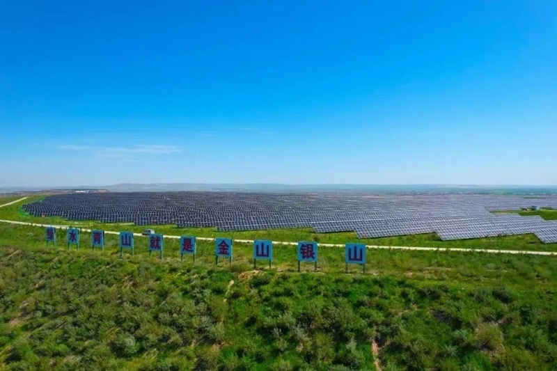 勝利能源露天礦排土場15.3萬千瓦光伏電站并網(wǎng)發(fā)電。受訪者供圖