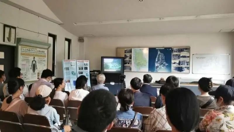 觀看日軍發(fā)動毒氣戰(zhàn)的影像資料。中國駐大阪總領事館供圖