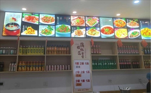 蒲雅社區(qū)食堂內(nèi)。何珊攝