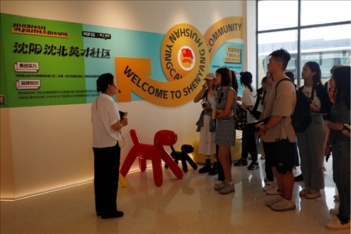 記者團(tuán)在輝山英才社區(qū)采訪。北京外國(guó)語(yǔ)大學(xué) 許青攝