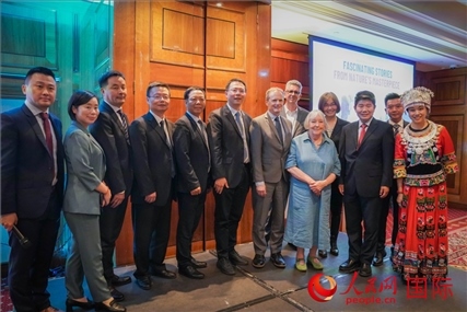 張家界文化旅游推介會部分嘉賓合影。人民網(wǎng) 郭錦標(biāo)攝