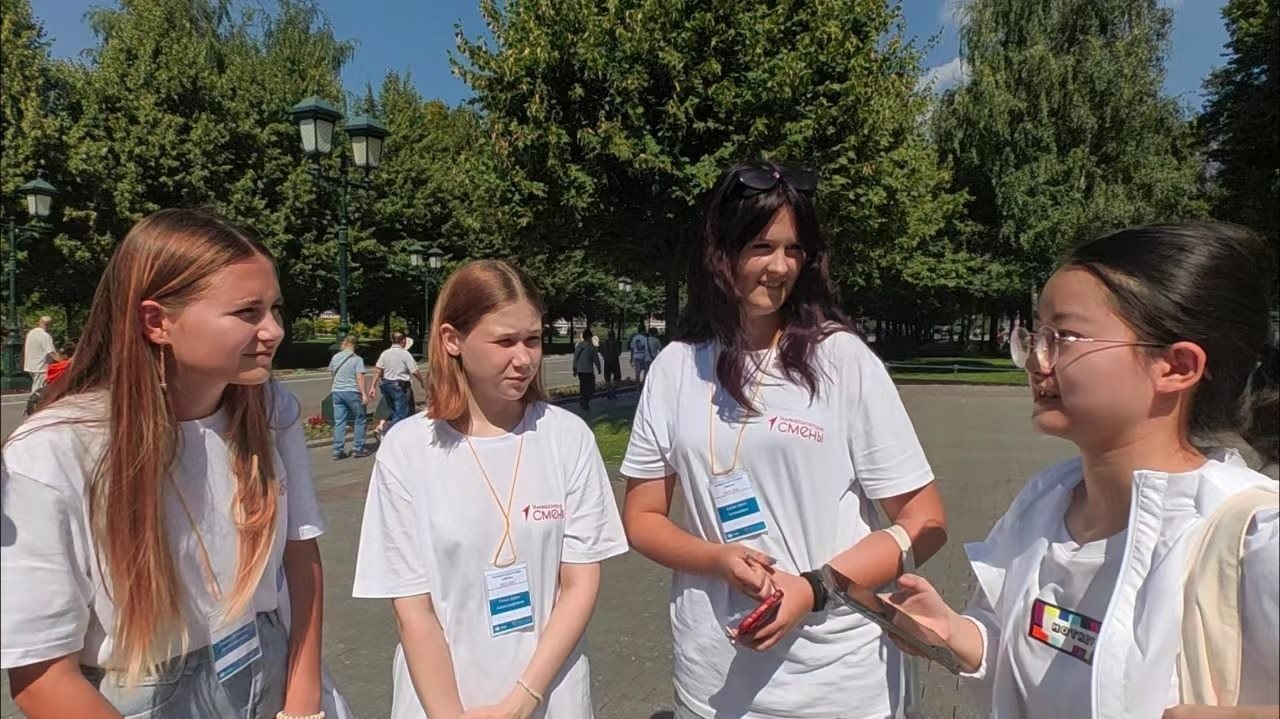 調(diào)研團(tuán)在街頭采訪。北京外國語大學(xué)供圖