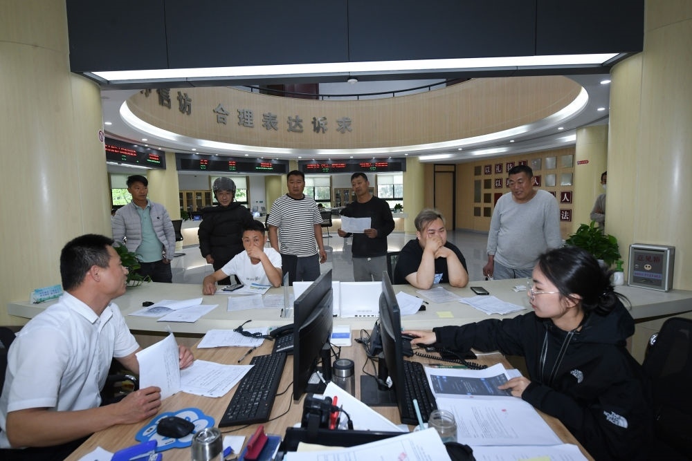 浙江省安吉縣社會(huì)治理中心工作人員在處理群眾信訪訴求（5月8日攝）。新華社記者 翁忻旸 攝