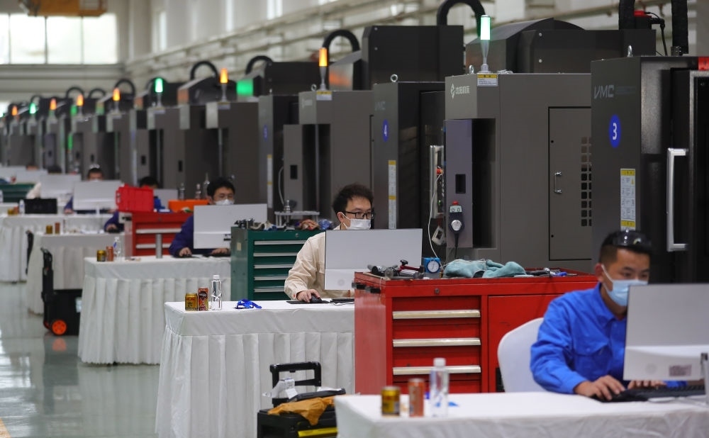 參賽選手在在2022“一帶一路”暨金磚國(guó)家技能發(fā)展與技術(shù)創(chuàng)新之“通用技術(shù)杯”數(shù)控多軸加工大賽中比拼（2022年11月10日攝）。新華社記者 楊青 攝