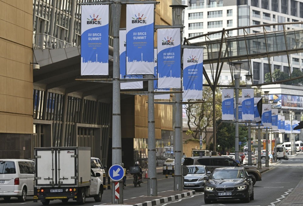 這是8月17日在南非約翰內(nèi)斯堡拍攝的金磚峰會(huì)條幅。金磚國(guó)家領(lǐng)導(dǎo)人第十五次會(huì)晤將于南非約翰內(nèi)斯堡舉行。新華社記者 陳誠(chéng) 攝