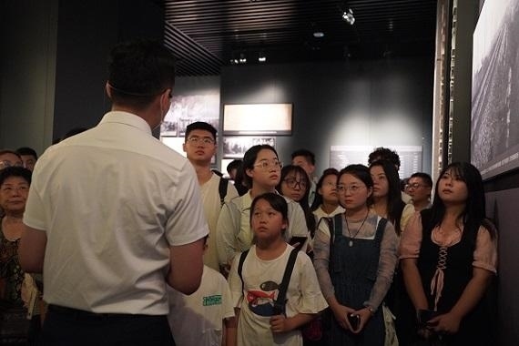 （講解員為記者團同學們講述歷史。北京舞蹈學院 全峻汐攝