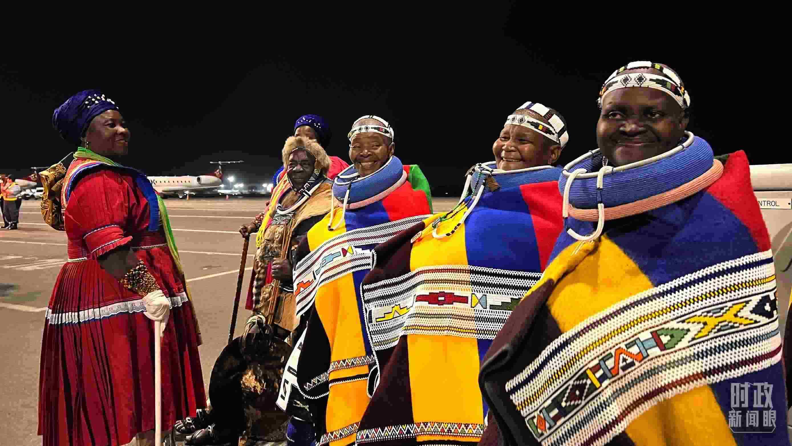 △身穿民族服裝的當?shù)孛癖?。（總臺央視記者程鋮拍攝）