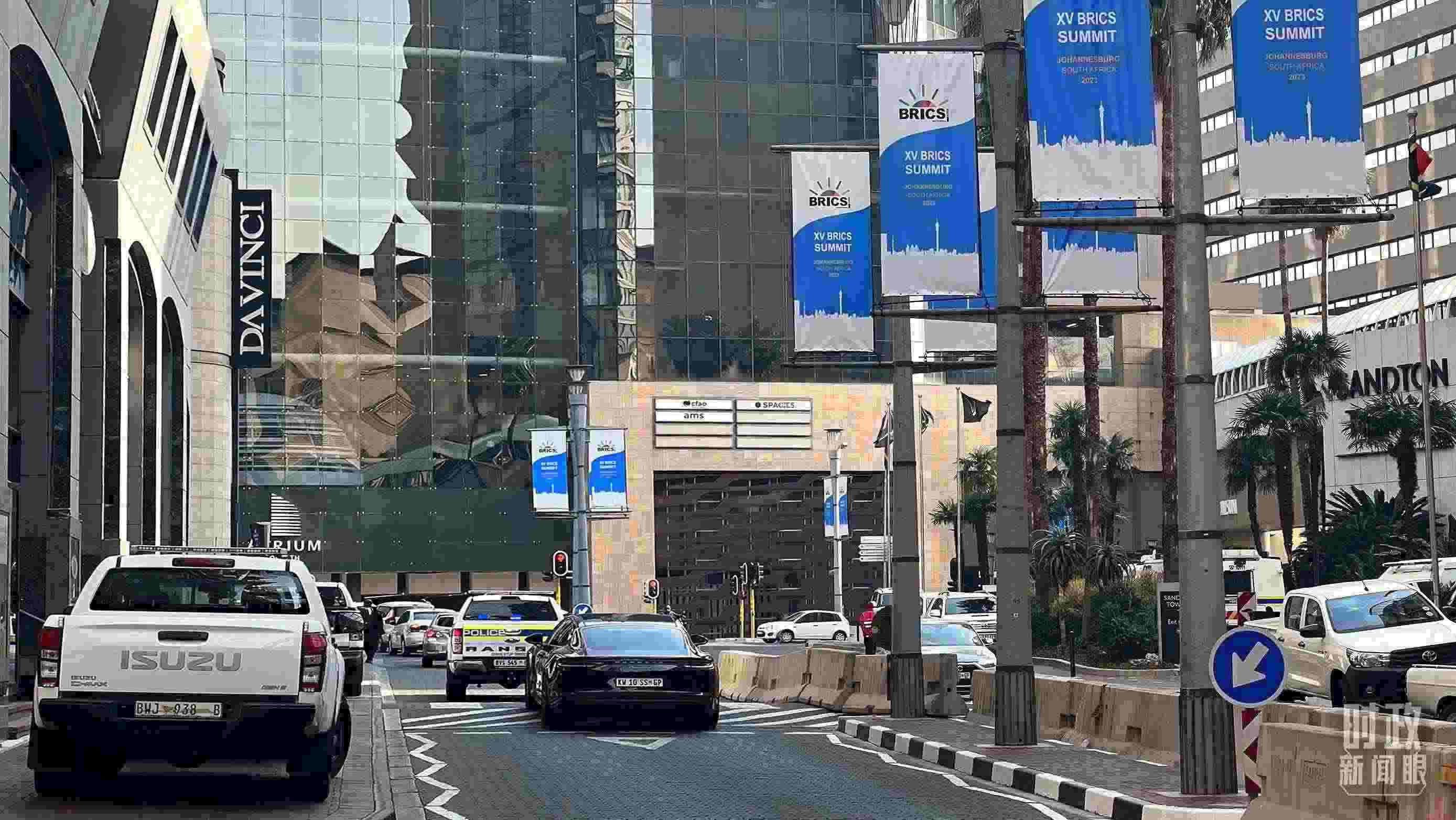 △約翰內(nèi)斯堡，街頭懸掛金磚峰會條幅。（總臺央視記者韓銳拍攝）