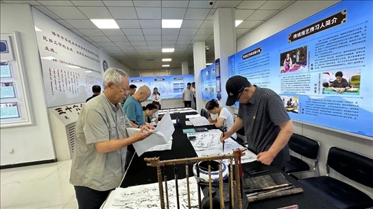 臨潢家園社區(qū)居民在書法練習(xí)室練習(xí)書法。人民網(wǎng)記者 金洪花攝