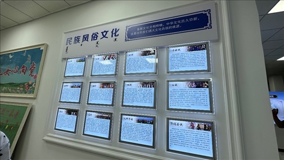 社區(qū)服務(wù)中心內(nèi)民族風(fēng)俗文化墻。人民網(wǎng)記者 金洪花攝