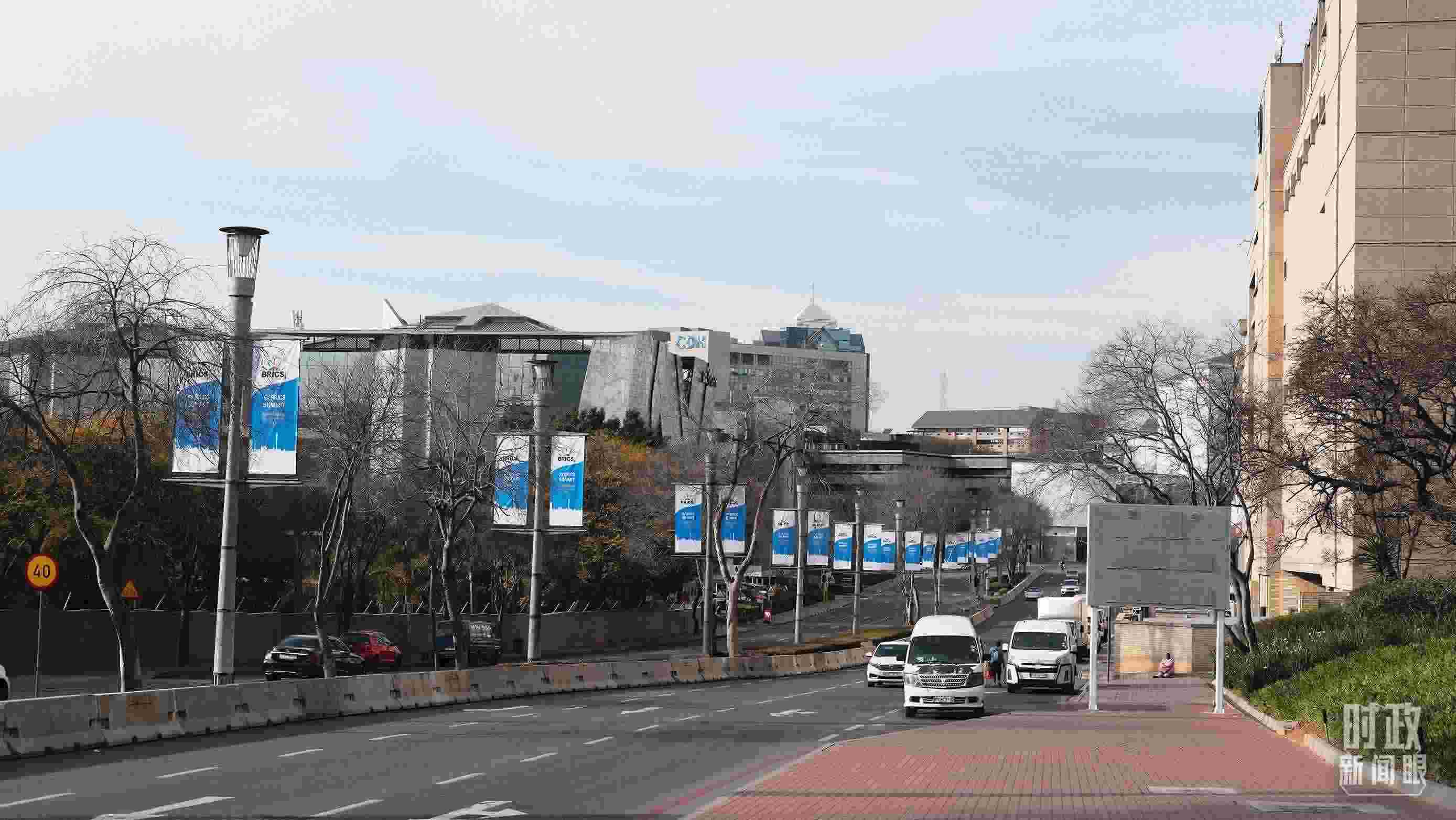 △約翰內(nèi)斯堡，街頭懸掛金磚峰會條幅。（總臺央視記者盧心雨拍攝）