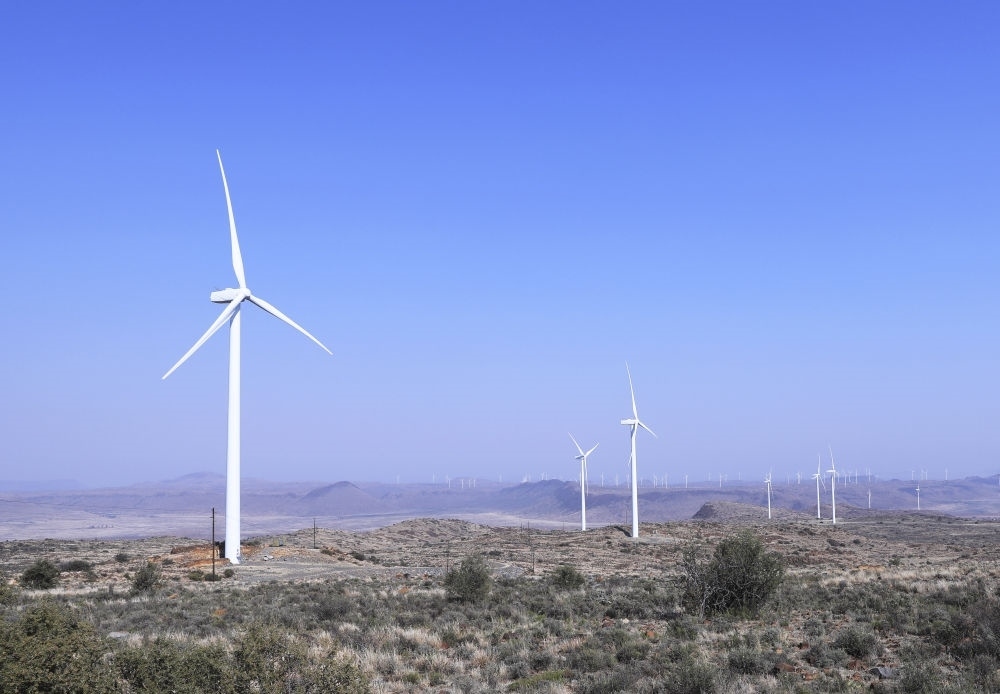 這是在南非北開普省德阿鎮(zhèn)拍攝的德阿風(fēng)電項目風(fēng)機（2023年8月10日攝）。由中國龍源電力集團南非公司運營的德阿風(fēng)電項目每年發(fā)電量超過7.5億千瓦時，相當(dāng)于節(jié)約20多萬噸標(biāo)準(zhǔn)煤，減排二氧化碳約70萬噸。
