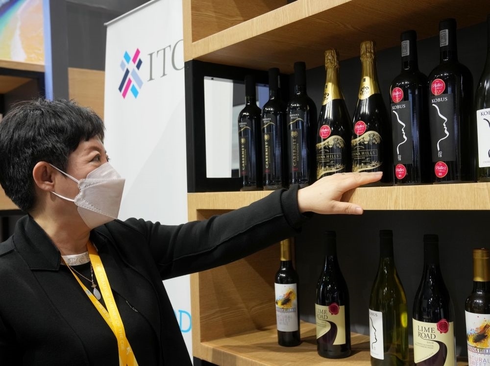 這是在中國上海舉行的第五屆進博會上拍攝的來自南非的葡萄酒（2022年11月7日攝）。