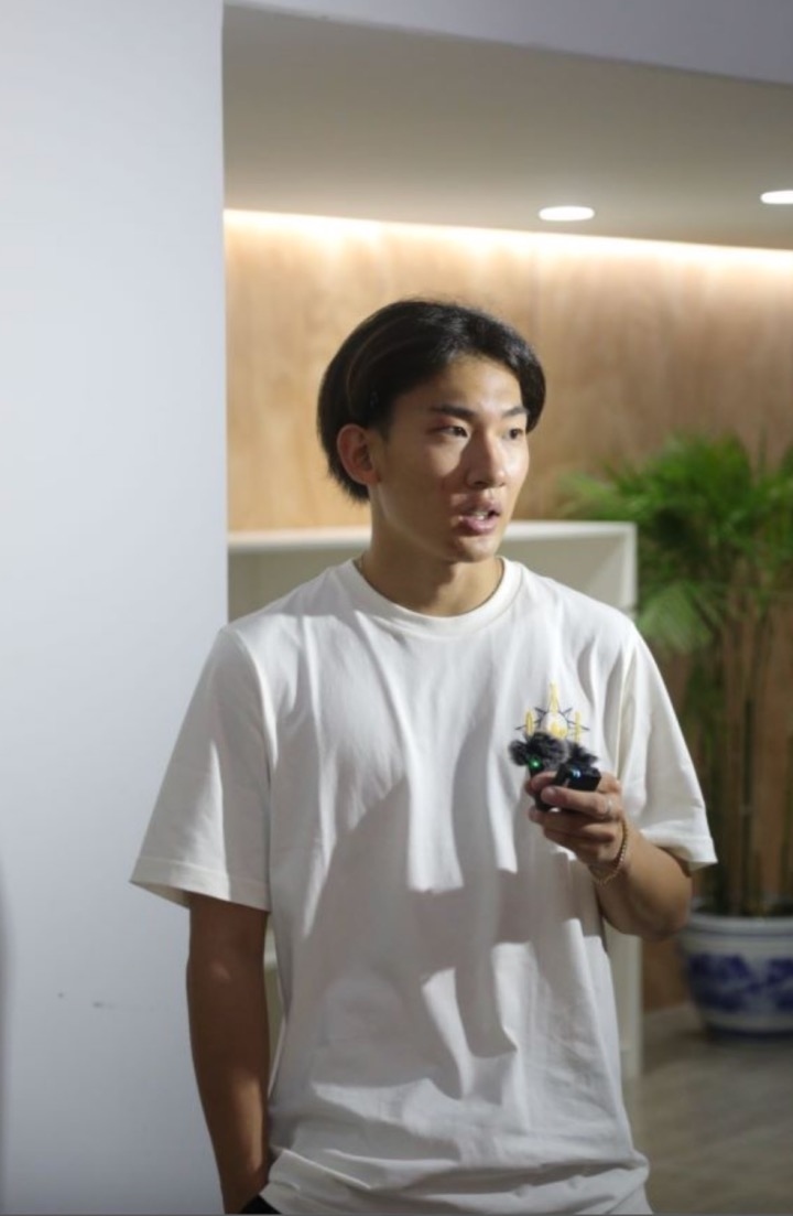 蘇翊鳴接受媒體采訪。