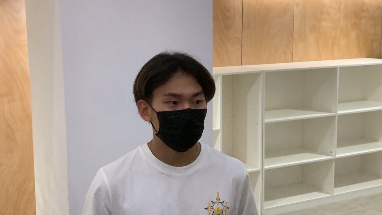 蘇翊鳴接受媒體采訪。荊政崳攝