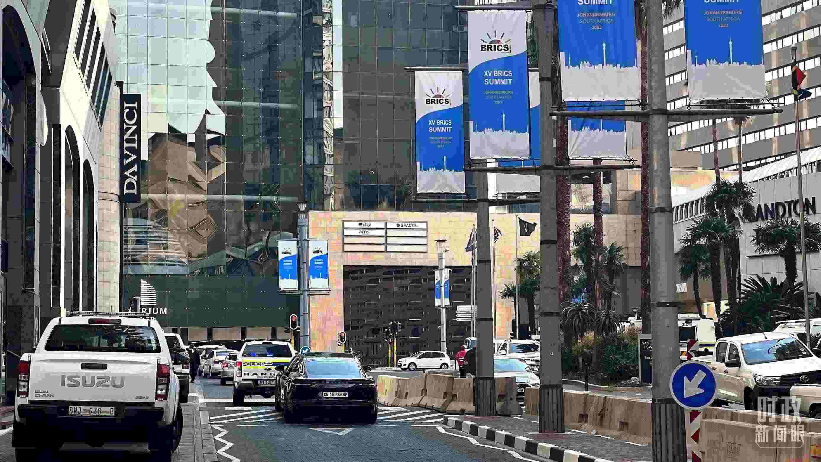 △約翰內(nèi)斯堡街頭的金磚元素。（總臺央視記者程鋮拍攝）