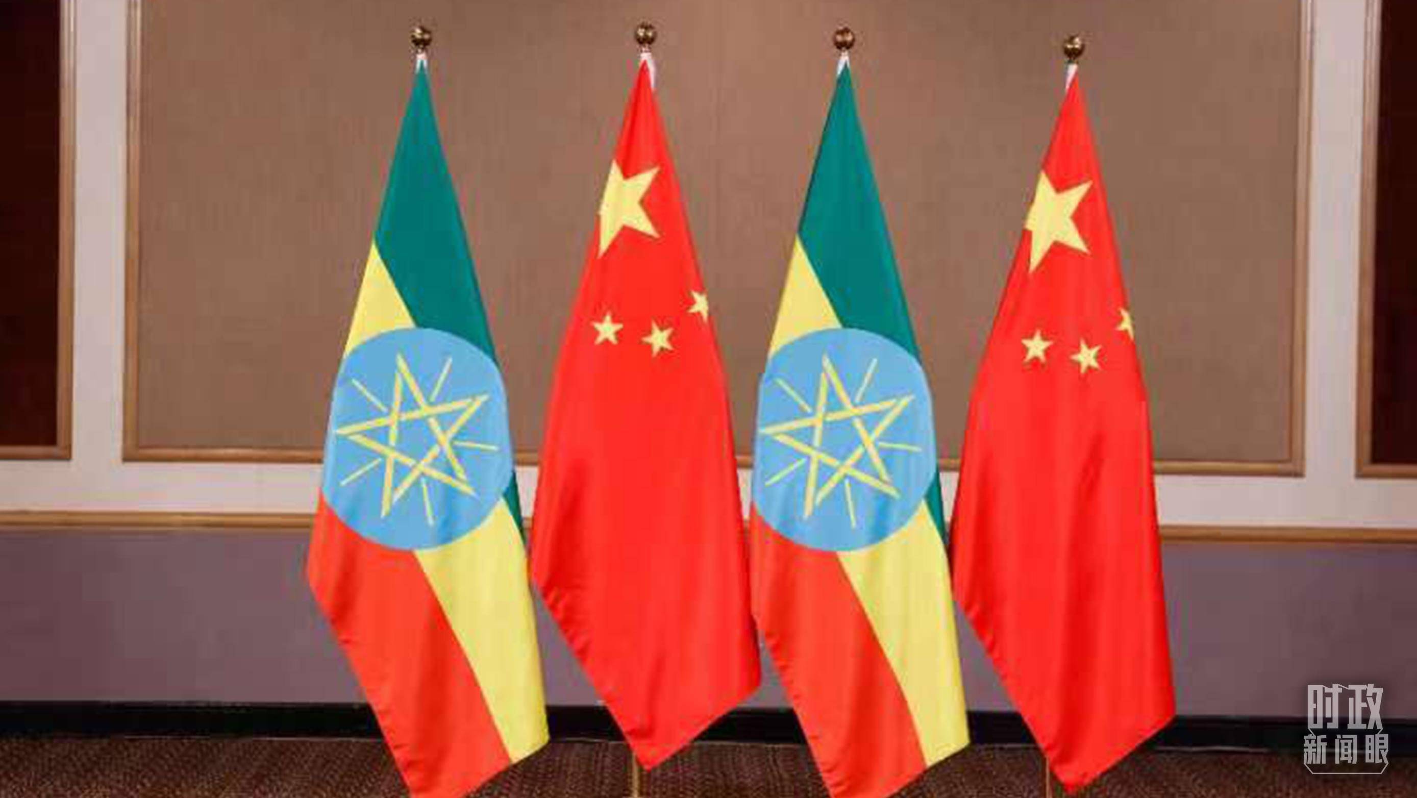 △會見現(xiàn)場的中國、埃塞兩國國旗。（總臺央視記者耿小龍拍攝）