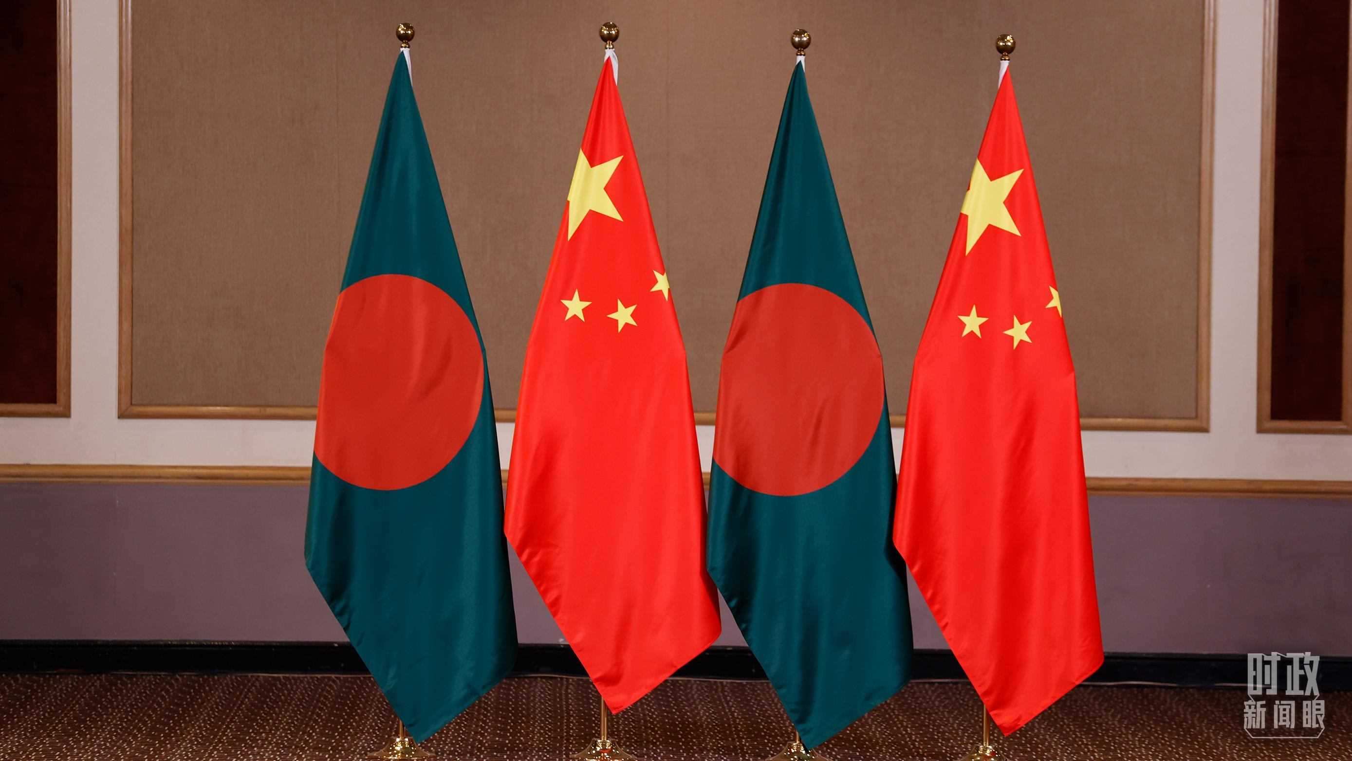 △會見現(xiàn)場的中孟兩國國旗。（總臺央視記者耿小龍拍攝）