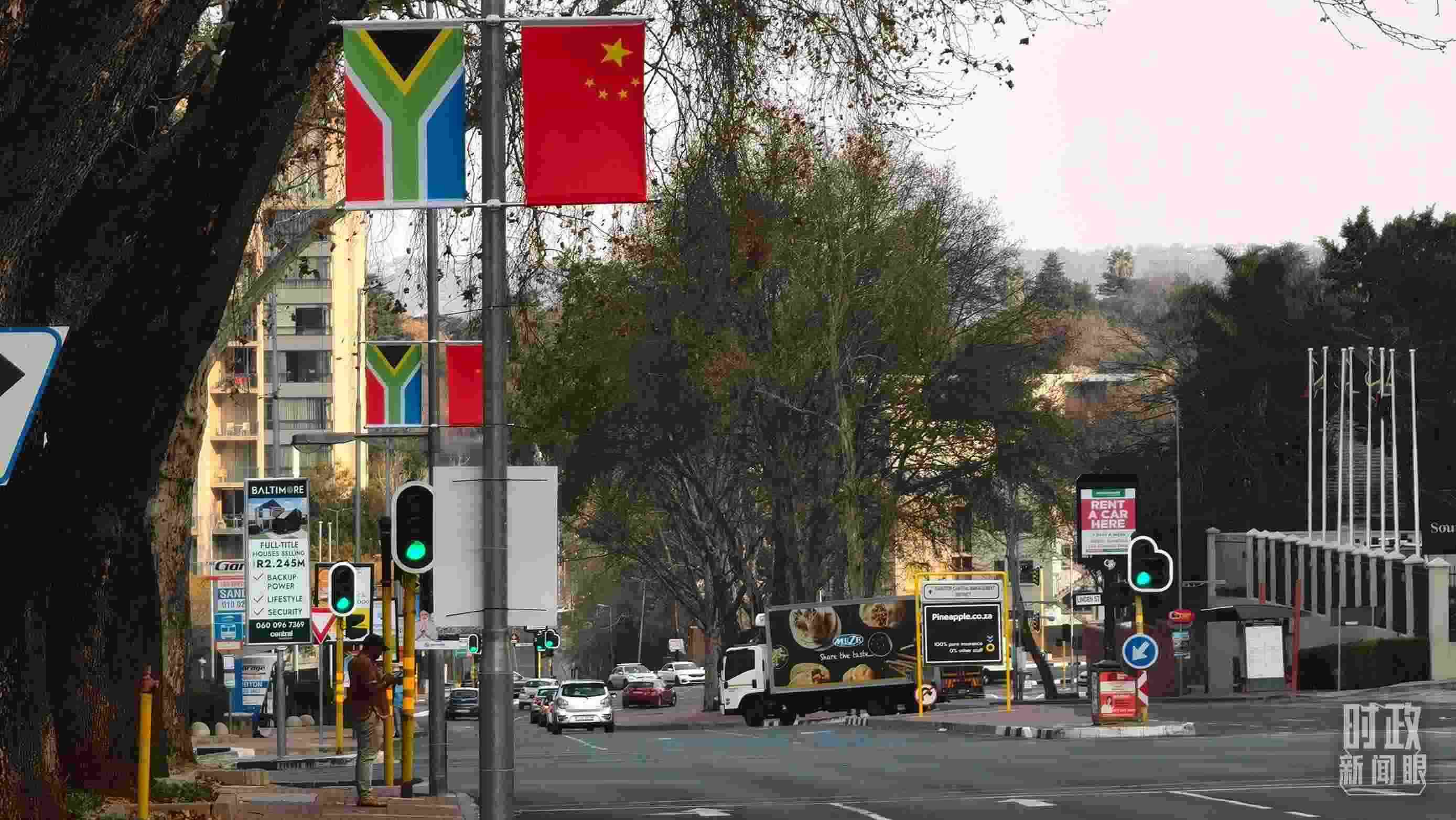 △約翰內(nèi)斯堡街道兩側(cè)懸掛的中國國旗。（總臺央視記者韓銳拍攝）