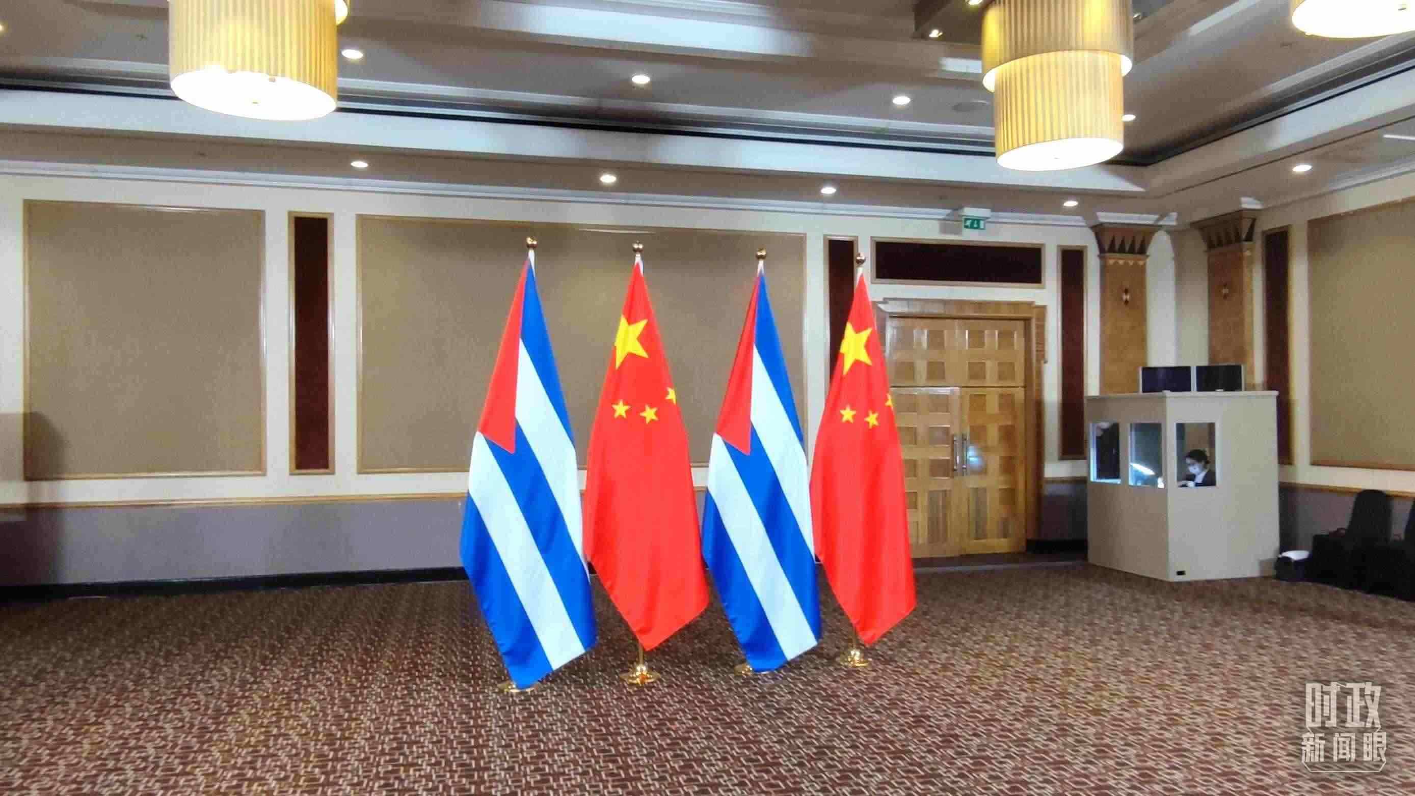 △會見現(xiàn)場的中古兩國國旗。（總臺央視記者耿小龍拍攝）