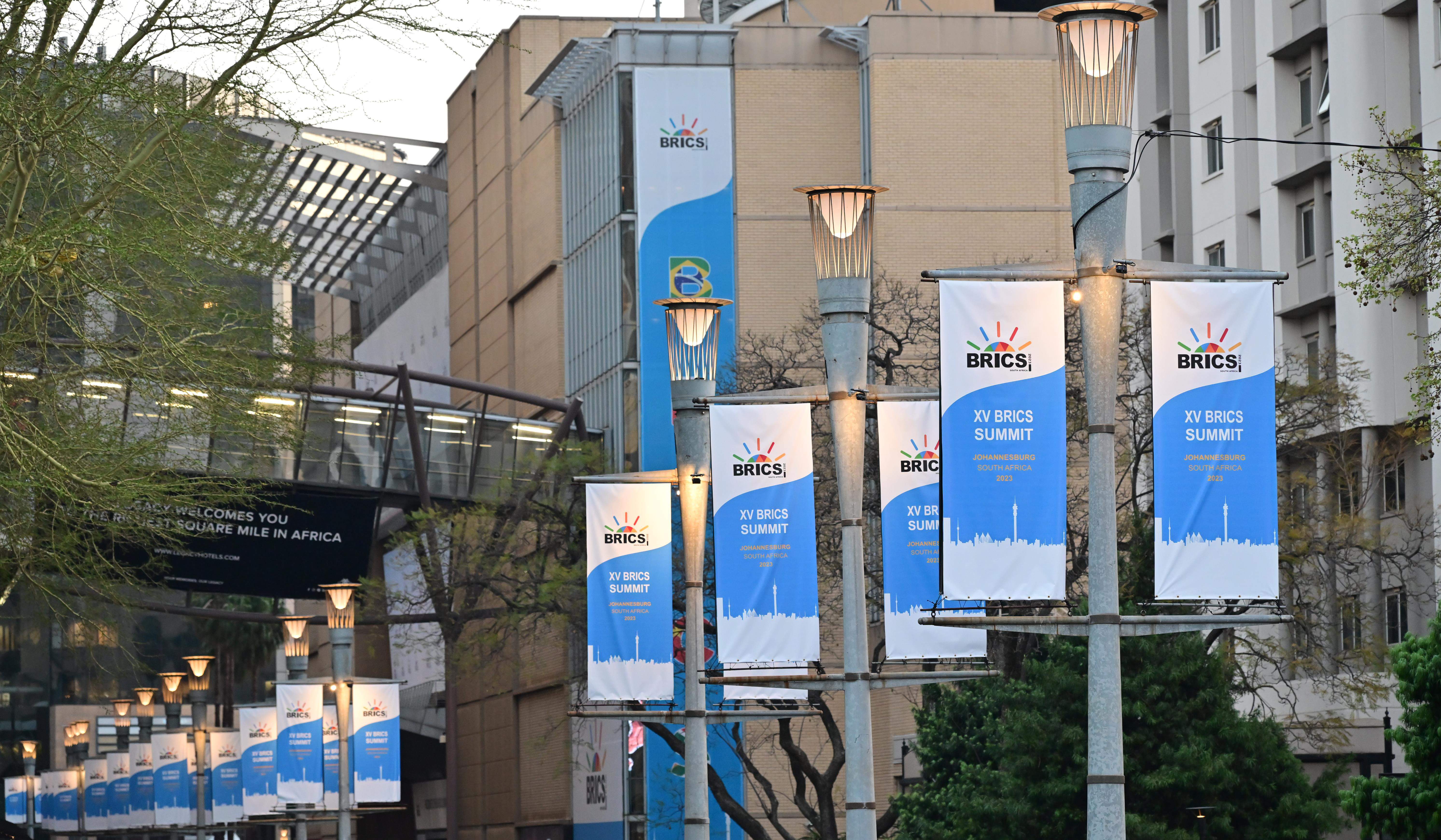 南非約翰內(nèi)斯堡街頭懸掛的金磚峰會(huì)視覺(jué)海報(bào)