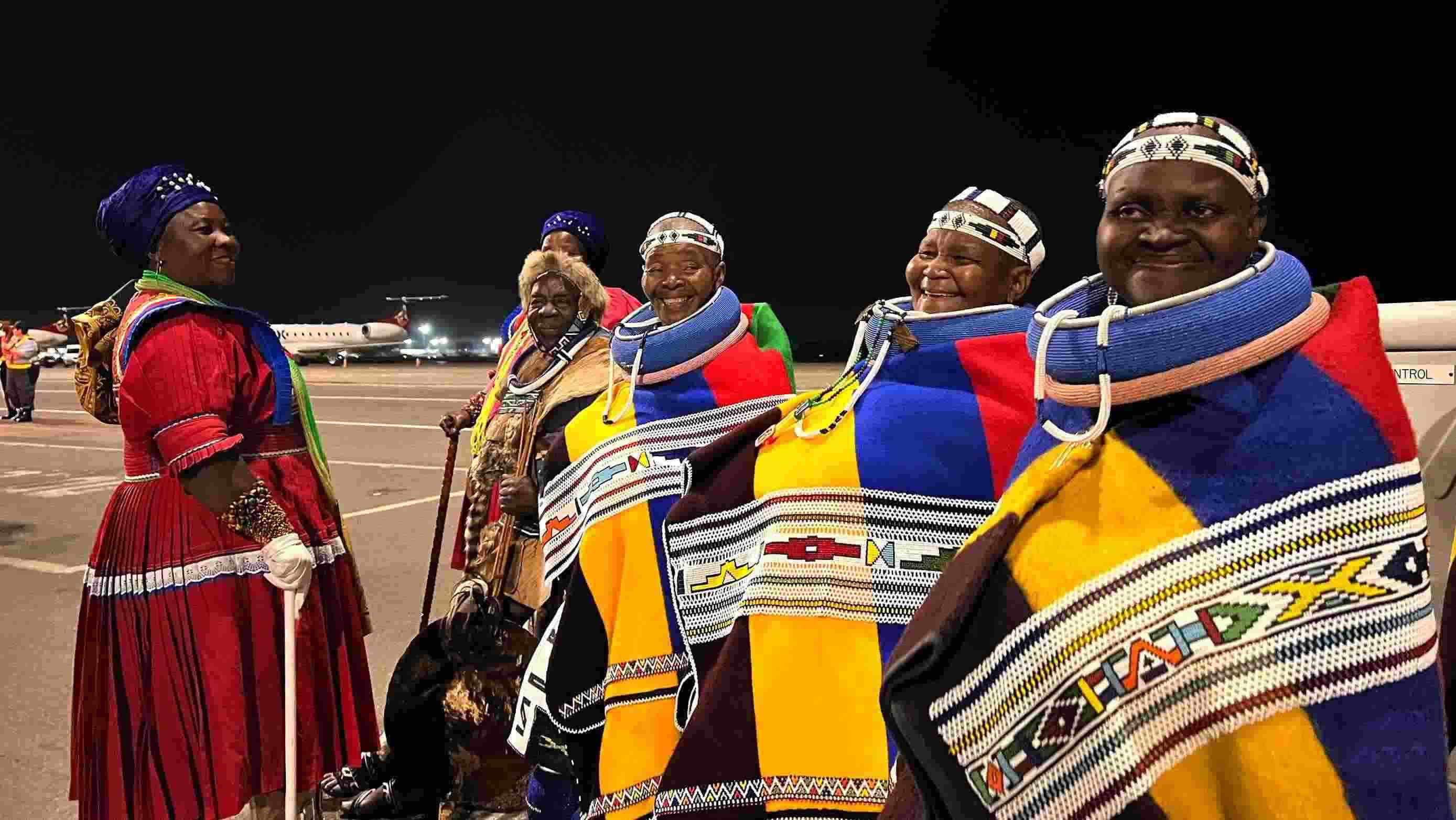 當(dāng)?shù)貢r(shí)間2023年8月21日晚，習(xí)近平主席乘坐的專機(jī)抵達(dá)南非約翰內(nèi)斯堡坦博國(guó)際機(jī)場(chǎng)，這是身穿民族服飾迎接的當(dāng)?shù)厝罕姟? width=