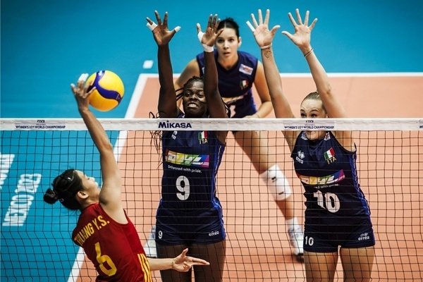 中國隊球員莊宇珊(左)在比賽中。圖片來源：國際排聯(lián)