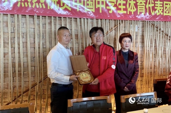 巴西中國和平統(tǒng)一促進(jìn)會(huì)會(huì)長王俊曉向中國中學(xué)生體育代表團(tuán)團(tuán)長劉立新贈(zèng)送紀(jì)念品。人民網(wǎng)記者 宋亦然攝