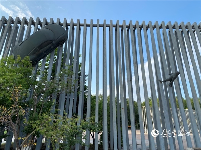 長春國際汽車公園中的立體雕塑。人民網(wǎng) 宋歌攝