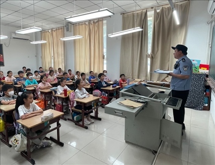 趙超剛在呼家樓中心小學(xué)為學(xué)生們講法治課。受訪者供圖