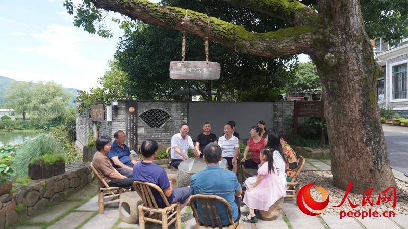 余杭區(qū)徑山鎮(zhèn)小古城村村民在“樟樹下議事”。人民網(wǎng)肖聰聰攝